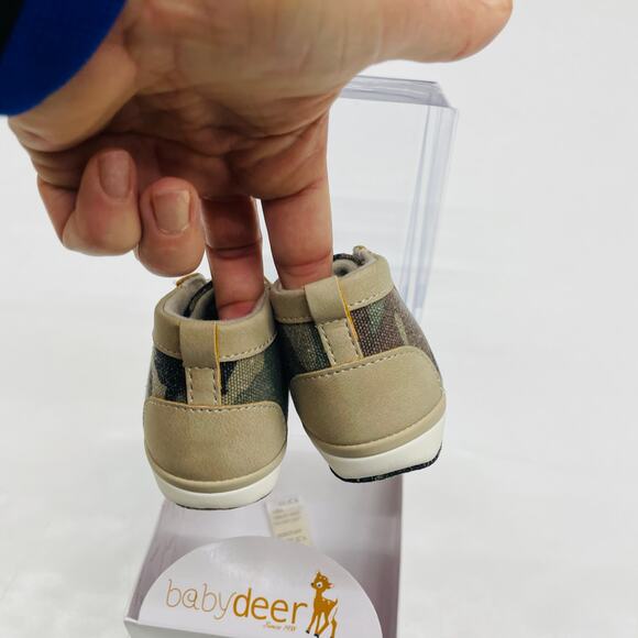 NWT Baby Deer Size 3 (6-9M) Camo Soft Sole Lace Up Shoes - Picture 4 of 4